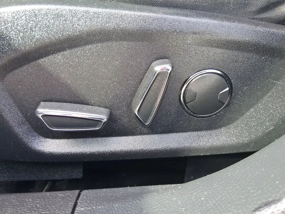 2019 Ford Fusion SE (3FA6P0H74KR) with an 2.5L L4 DOHC 16V engine, 6A transmission, located at 4508 South Dixie Dr, Moraine, OH, 45439, (937) 908-9800, 39.689976, -84.218452 - Need a reliable commuter sedan that can handle the daily grind from Riverside to Downtown Dayton, plus weekend runs to The Greene or a quick getaway to Carillon Historical Park? This 2019 Ford Fusion SE is built for real life-comfortable for long commutes, efficient on regular unleaded, and packed w - Photo#18
