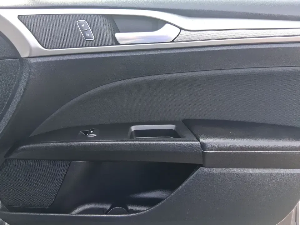 2019 Ford Fusion SE (3FA6P0H74KR) with an 2.5L L4 DOHC 16V engine, 6A transmission, located at 4508 South Dixie Dr, Moraine, OH, 45439, (937) 908-9800, 39.689976, -84.218452 - Need a reliable commuter sedan that can handle the daily grind from Riverside to Downtown Dayton, plus weekend runs to The Greene or a quick getaway to Carillon Historical Park? This 2019 Ford Fusion SE is built for real life-comfortable for long commutes, efficient on regular unleaded, and packed w - Photo#20