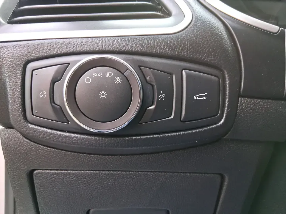 2016 Ford Edge SEL (2FMPK4J88GB) with an 3.5L V6 DOHC 24V engine, 6A transmission, located at 1230 East Main St, Xenia, OH, 45385, (937) 908-9800, 39.688026, -83.910172 - Need one SUV that can handle school drop-offs, long commutes to Dayton, and spontaneous weekend getaways without feeling like a chore? This **2016 Ford Edge SEL** is built for real-life driving in and around **Xenia, Ohio**-with the comfort your family wants, the confidence you need in changing weat - Photo#17