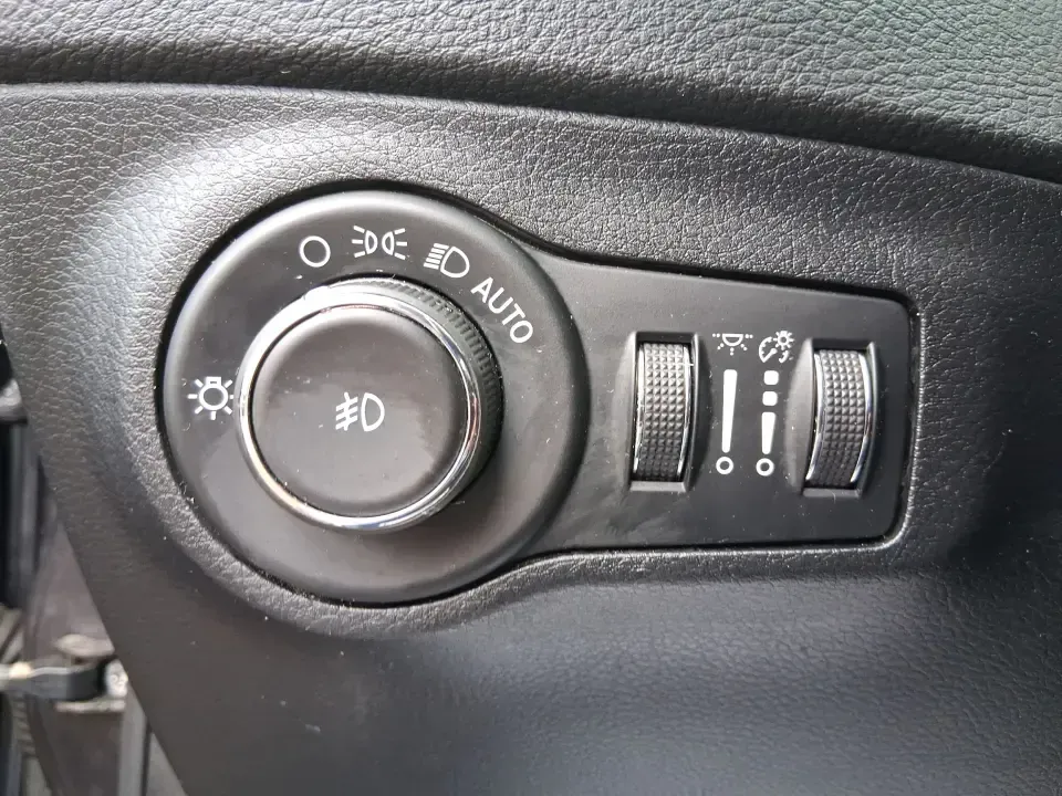 2019 Jeep Compass Altitude 4x4 (3C4NJDBB2KT) with an Tigershark MultiAir 2.4L I-4 variable valve contro engine, located at 4508 South Dixie Dr, Moraine, OH, 45439, (937) 908-9800, 39.689976, -84.218452 - Whether you're planning weekend trips to Caesar Creek, tackling snowy Dayton-area mornings, or just want a confident daily driver for I-75 and SR-725, this 2019 Jeep Compass Altitude 4x4 is built for real life in Southwest Ohio. With its SUV versatility, sure-footed 4x4 capability, and a comfortable - Photo#17