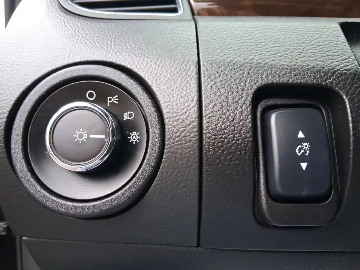 2014 Ford Taurus Limited FWD (1FAHP2F80EG) with an 3.5L V6 DOHC 24V engine, 6-Speed Automatic transmission, located at 8750 N County Rd 25A, Piqua, OH, 45356, (937) 908-9800, 40.164391, -84.232513 - Need a comfortable, confidence-inspiring sedan for a daily commute between Piqua and Dayton, school drop-offs, or weekend getaways up I-75? This 2014 Ford Taurus Limited FWD delivers the kind of quiet, upscale ride that makes long drives feel shorter-while still keeping practicality front and center - Photo#17