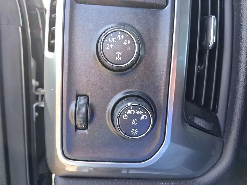 2016 Chevrolet Silverado 1500 1LT (1GCVKREC0GZ) with an EcoTec3 4.3L V-6 gasoline direct injection engine, 6A transmission, located at 4508 South Dixie Dr, Moraine, OH, 45439, (937) 908-9800, 39.689976, -84.218452 - Need a truck that can handle weekday work runs, weekend projects, and Ohio weather without flinching? This 2016 Chevrolet Silverado 1500 1LT Double Cab in Silver Ice Metallic is built for real life in Moraine-whether you're hauling supplies for a home upgrade, towing for a camping trip, or simply wa - Photo#16