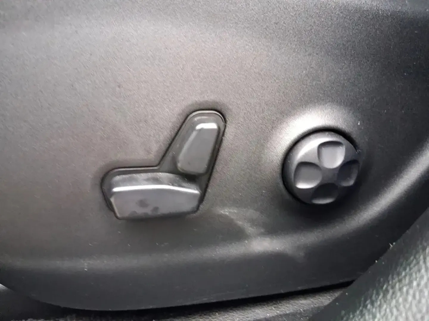 2019 Jeep Cherokee Limited 4x4 (1C4PJMDX5KD) with an 3.2L V6 DOHC 24V engine, 9A transmission, located at 1184 Kauffman Ave, Fairborn, OH, 45324, (937) 908-9800, 39.807072, -84.030914 - Load up the family, point the hood toward the next weekend getaway, and let the road decide the plan-this 2019 Jeep Cherokee Limited 4x4 is built for real-life Ohio driving, from rainy school runs to spontaneous trips up I75. With confident 4x4 capability, a smooth 9-speed automatic, and a strong 3. - Photo#18