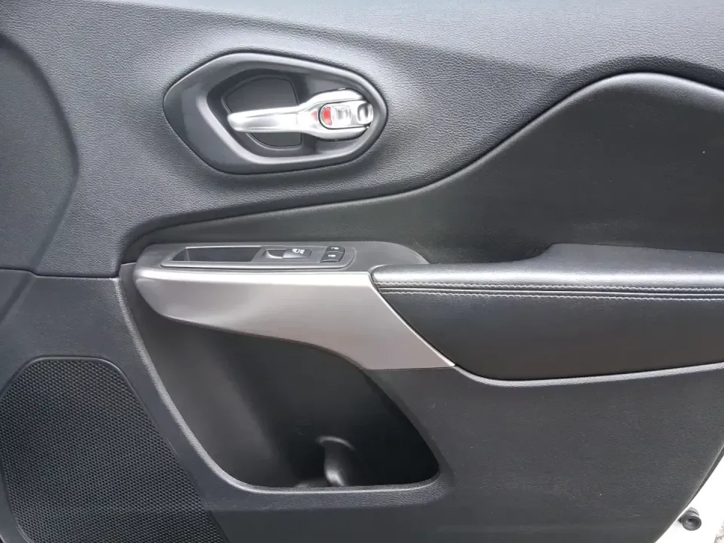 2019 Jeep Cherokee Limited 4x4 (1C4PJMDX5KD) with an 3.2L V6 DOHC 24V engine, 9A transmission, located at 1184 Kauffman Ave, Fairborn, OH, 45324, (937) 908-9800, 39.807072, -84.030914 - Load up the family, point the hood toward the next weekend getaway, and let the road decide the plan-this 2019 Jeep Cherokee Limited 4x4 is built for real-life Ohio driving, from rainy school runs to spontaneous trips up I75. With confident 4x4 capability, a smooth 9-speed automatic, and a strong 3. - Photo#20