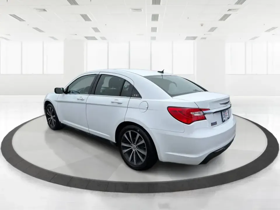 2013 Chrysler 200 Touring (1C3CCBBG4DN) with an 3.6L V6 DOHC 24V FFV engine, 6-Speed Automatic transmission, located at 4508 South Dixie Dr, Moraine, OH, 45439, (937) 908-9800, 39.689976, -84.218452 - 2013 Chrysler 200 Touring - Photo#4