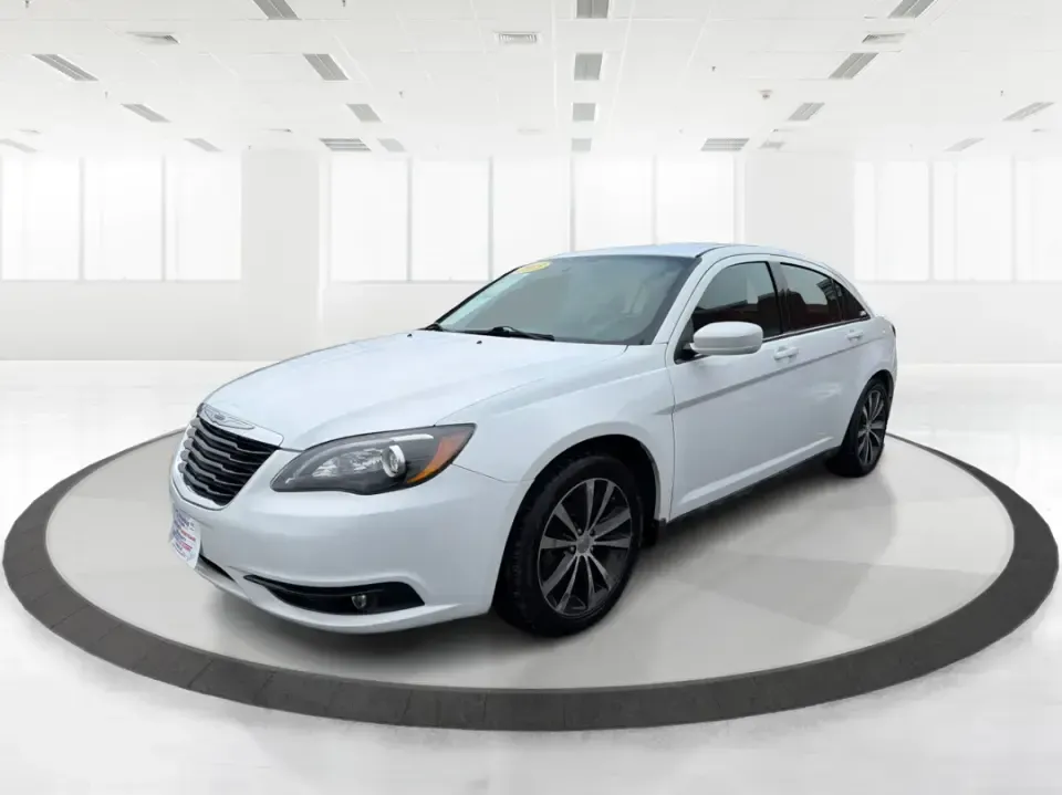 2013 Chrysler 200 Touring (1C3CCBBG4DN) with an 3.6L V6 DOHC 24V FFV engine, 6-Speed Automatic transmission, located at 4508 South Dixie Dr, Moraine, OH, 45439, (937) 908-9800, 39.689976, -84.218452 - 2013 Chrysler 200 Touring - Photo#8