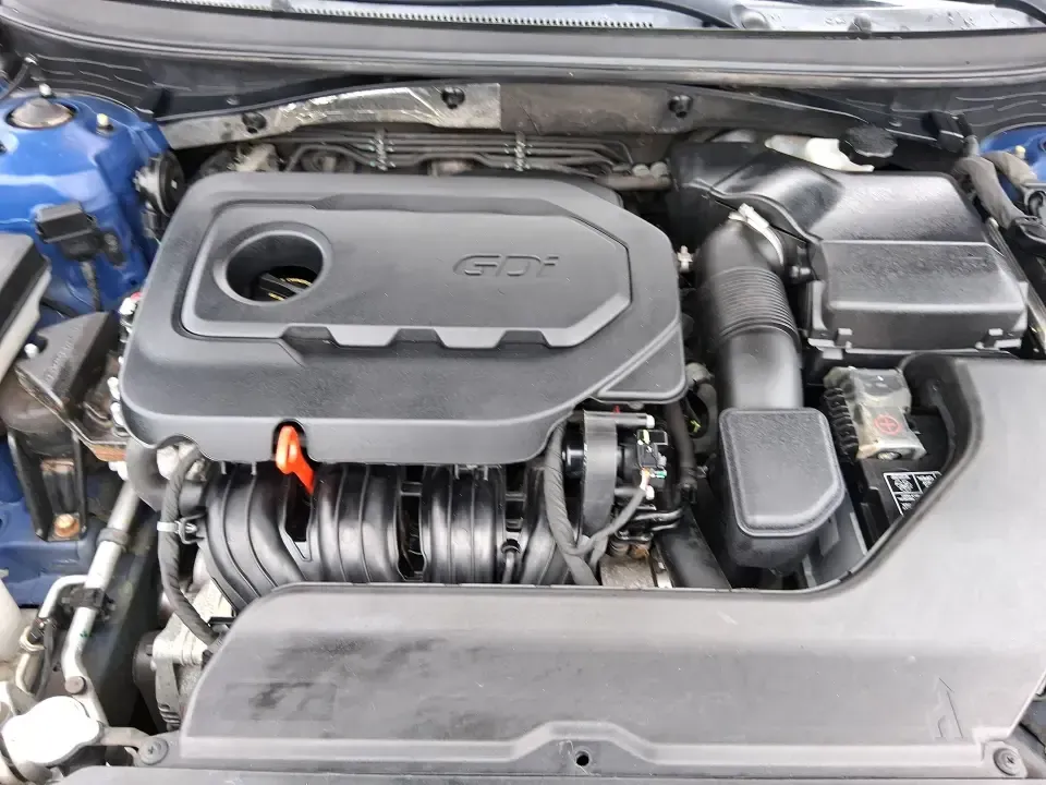 2015 Hyundai Sonata Limited (5NPE34AF5FH) with an 2.4L I-4 gasoline direct injection engine, 6-Speed Automatic transmission, located at 401 Woodman Dr, Riverside, OH, 45431, (937) 908-9800, 39.760899, -84.123421 - Picture your next week going smoother: an easy highway commute up I75, a comfortable school drop-off run through Piqua, and a weekend drive to the Miami County Fairgrounds-all in a sedan that feels upscale without the upscale price. This **2015 Hyundai Sonata Limited** in **Lakeside Blue** is built - Photo#11