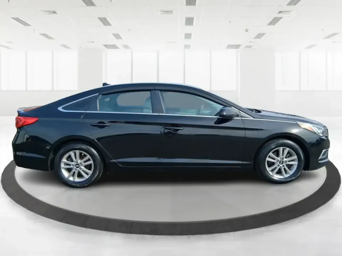 2017 Hyundai Sonata SE (5NPE24AF7HH) with an 2.4L I-4 gasoline direct injection engine, 7A transmission, located at 1230 East Main St, Xenia, OH, 45385, (937) 908-9800, 39.688026, -83.910172 - Need a dependable sedan for the daily commute down I75, quick errands around Troy, or comfortable weekend drives to Dayton? This 2017 Hyundai Sonata SE in Phantom Black is an easy-to-live-with choice for practical drivers who want modern safety, efficient performance, and a smooth ride-without payin - Photo#1