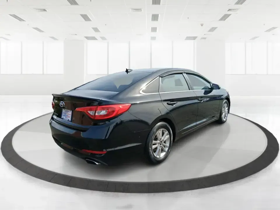 2017 Hyundai Sonata SE (5NPE24AF7HH) with an 2.4L I-4 gasoline direct injection engine, 7A transmission, located at 1230 East Main St, Xenia, OH, 45385, (937) 908-9800, 39.688026, -83.910172 - Need a dependable sedan for the daily commute down I75, quick errands around Troy, or comfortable weekend drives to Dayton? This 2017 Hyundai Sonata SE in Phantom Black is an easy-to-live-with choice for practical drivers who want modern safety, efficient performance, and a smooth ride-without payin - Photo#2