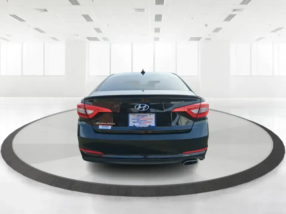 2017 Hyundai Sonata SE (5NPE24AF7HH) with an 2.4L I-4 gasoline direct injection engine, 7A transmission, located at 1230 East Main St, Xenia, OH, 45385, (937) 908-9800, 39.688026, -83.910172 - Need a dependable sedan for the daily commute down I75, quick errands around Troy, or comfortable weekend drives to Dayton? This 2017 Hyundai Sonata SE in Phantom Black is an easy-to-live-with choice for practical drivers who want modern safety, efficient performance, and a smooth ride-without payin - Photo#3