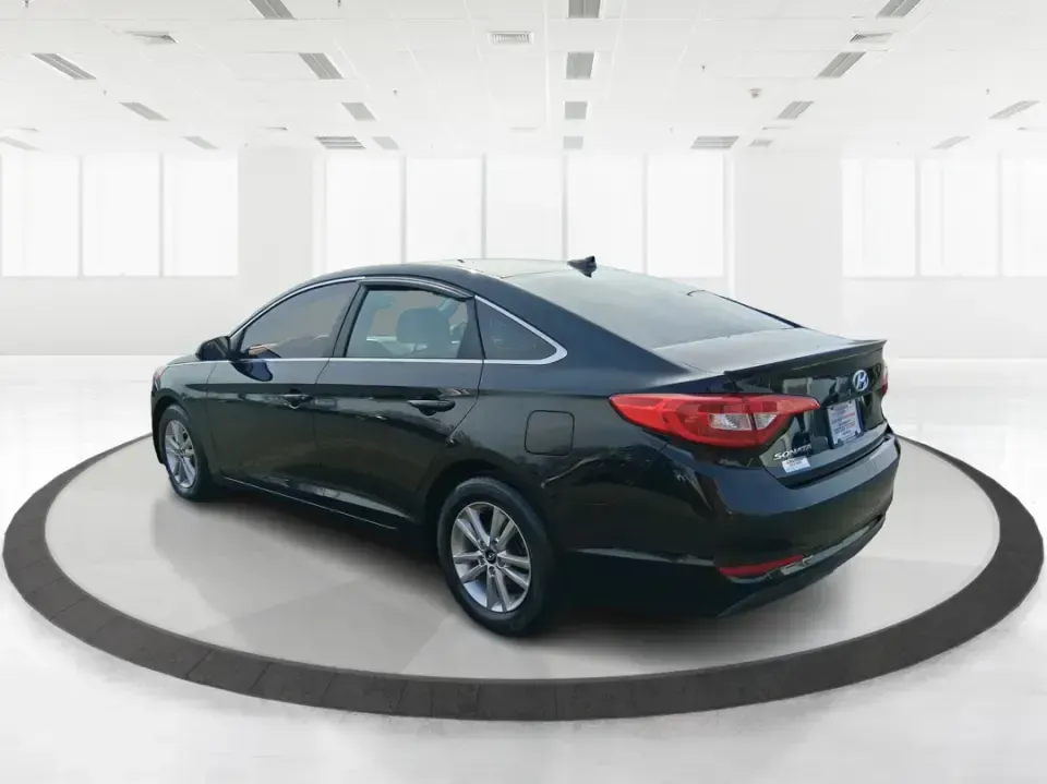 2017 Hyundai Sonata SE (5NPE24AF7HH) with an 2.4L I-4 gasoline direct injection engine, 7A transmission, located at 1230 East Main St, Xenia, OH, 45385, (937) 908-9800, 39.688026, -83.910172 - Need a dependable sedan for the daily commute down I75, quick errands around Troy, or comfortable weekend drives to Dayton? This 2017 Hyundai Sonata SE in Phantom Black is an easy-to-live-with choice for practical drivers who want modern safety, efficient performance, and a smooth ride-without payin - Photo#4