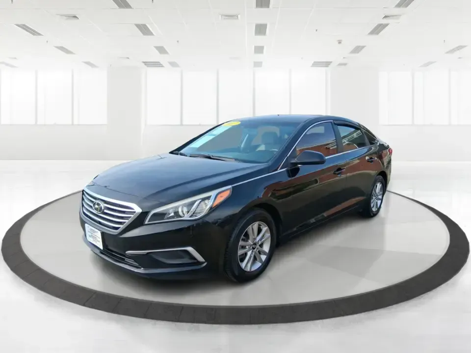 2017 Hyundai Sonata SE (5NPE24AF7HH) with an 2.4L I-4 gasoline direct injection engine, 7A transmission, located at 1230 East Main St, Xenia, OH, 45385, (937) 908-9800, 39.688026, -83.910172 - Need a dependable sedan for the daily commute down I75, quick errands around Troy, or comfortable weekend drives to Dayton? This 2017 Hyundai Sonata SE in Phantom Black is an easy-to-live-with choice for practical drivers who want modern safety, efficient performance, and a smooth ride-without payin - Photo#8