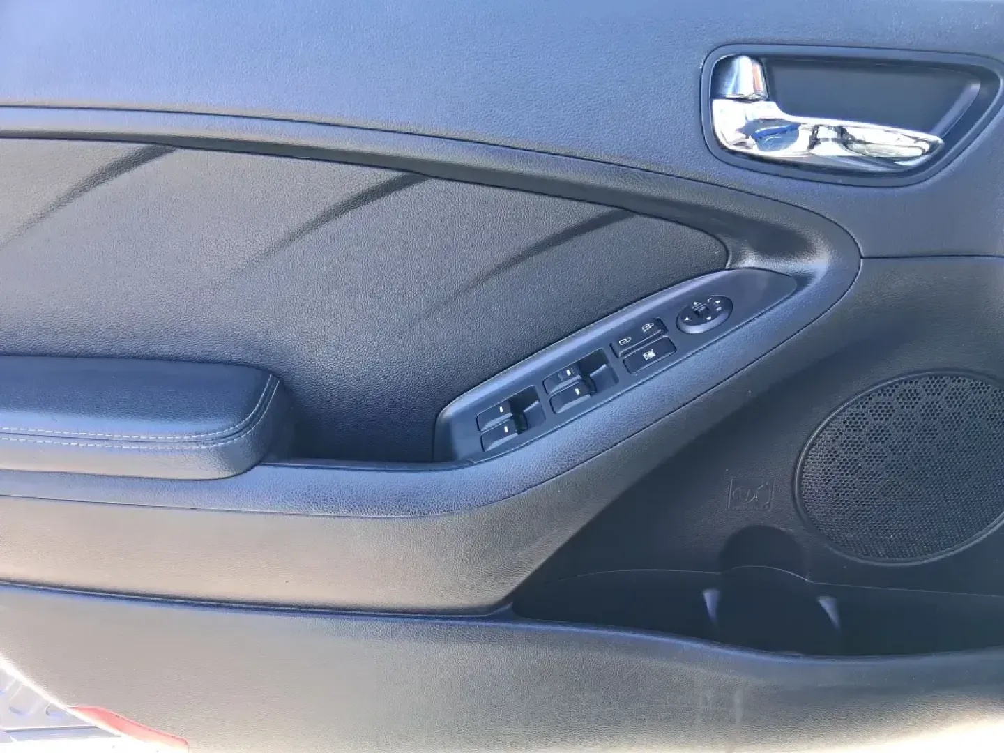 2016 Kia Forte LX (KNAFX4A63G5) with an 1.8L I-4 DOHC engine, 6-Speed Automatic transmission, located at 1951 S Dayton Lakeview Rd., New Carlisle, OH, 45344, (937) 908-9800, 39.890999, -84.050255 - Need a dependable commuter that still feels comfortable for weekend plans around the Miami Valley? This **2016 Kia Forte LX** in **Steel Blue Metallic** is a smart, budget-friendly sedan that fits real life in **Fairborn, Ohio**-whether you're driving to Wright-Patterson AFB, heading to class, or cr - Photo#17