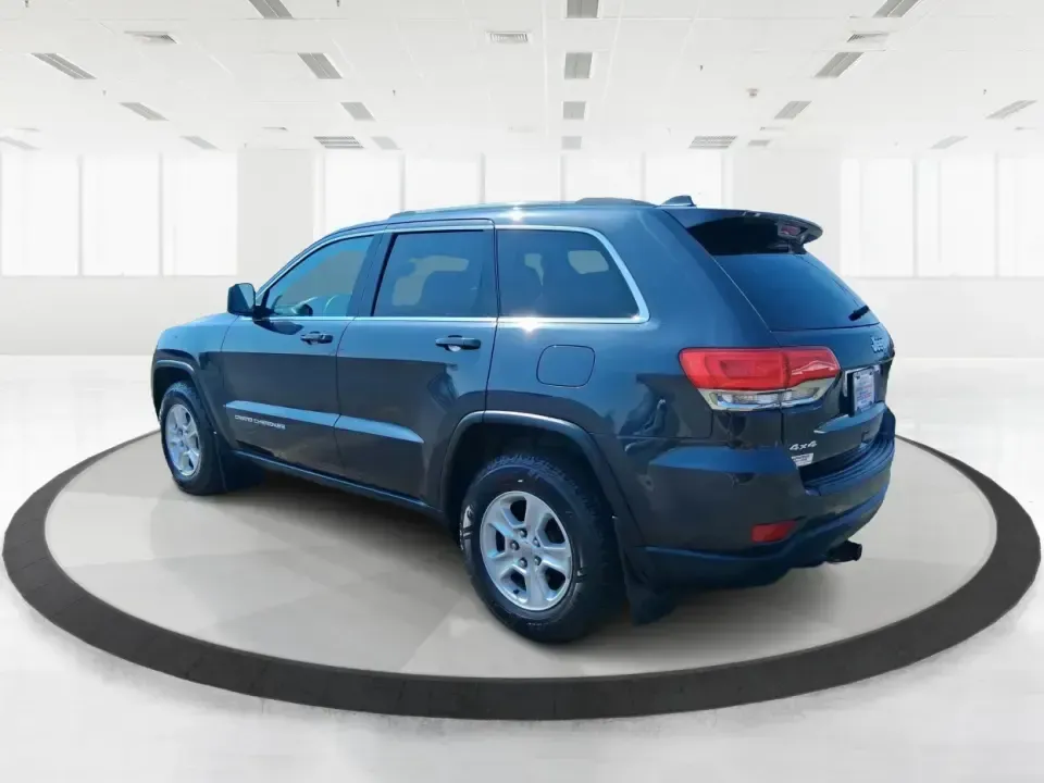 2015 Jeep Grand Cherokee Laredo (1C4RJFAG4FC) with an 3.6L V-6 DOHC engine, 8-Speed Automatic transmission, located at 1230 East Main St, Xenia, OH, 45385, (937) 908-9800, 39.688026, -83.910172 - Weekend getaways to Hocking Hills, confident winter drives to work, and comfortable family errands around town all get easier in a capable SUV like this 2015 Jeep Grand Cherokee Laredo 4WD. Finished in Maximum Steel Metallic Clearcoat, this Grand Cherokee blends rugged Jeep attitude with everyday co - Photo#4