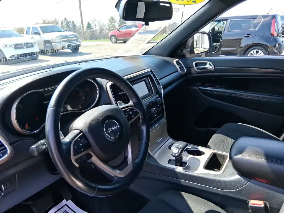 2015 Jeep Grand Cherokee Laredo (1C4RJFAG4FC) with an 3.6L V-6 DOHC engine, 8-Speed Automatic transmission, located at 1230 East Main St, Xenia, OH, 45385, (937) 908-9800, 39.688026, -83.910172 - Weekend getaways to Hocking Hills, confident winter drives to work, and comfortable family errands around town all get easier in a capable SUV like this 2015 Jeep Grand Cherokee Laredo 4WD. Finished in Maximum Steel Metallic Clearcoat, this Grand Cherokee blends rugged Jeep attitude with everyday co - Photo#9