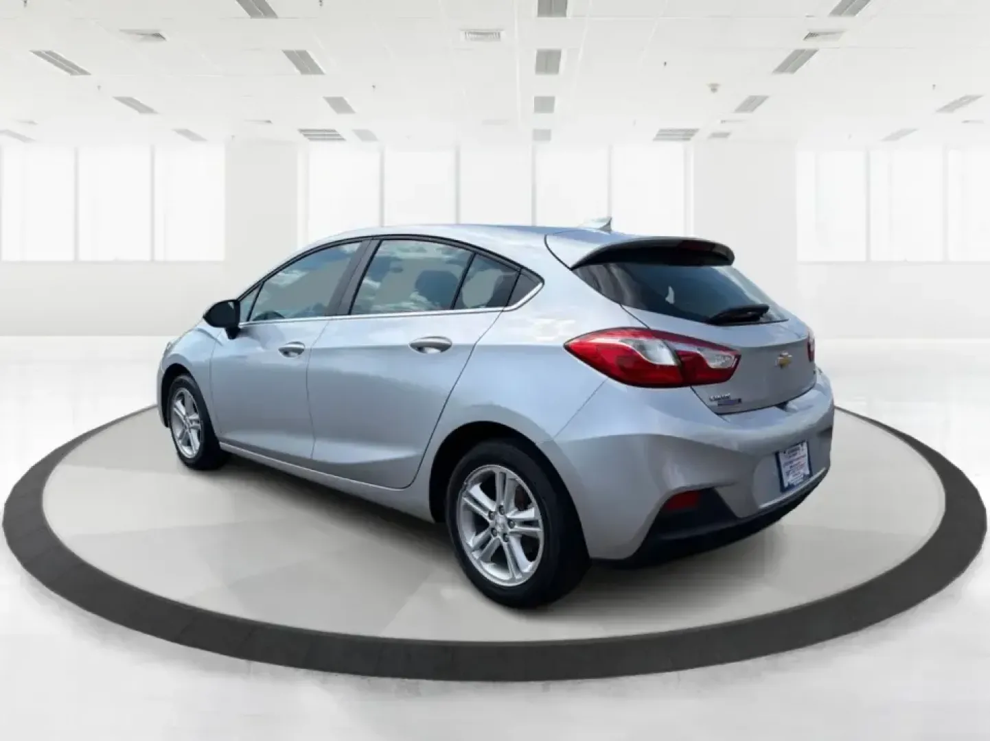 2018 Chevrolet Cruze LT Auto Hatchback (3G1BE6SM8JS) with an 1.4L L4 DOHC 16V TURBO engine, 6A transmission, located at 1230 East Main St, Xenia, OH, 45385, (937) 908-9800, 39.688026, -83.910172 - Picture your next week going smoother: a fuel-sipping hatchback for the daily commute up I75, roomy enough for grocery runs after practice, and nimble for squeezing into tight spots near the Dayton area. This 2018 Chevrolet Cruze LT Auto Hatchback in Silver Ice Metallic is a smart pick for drivers w- Photo#4