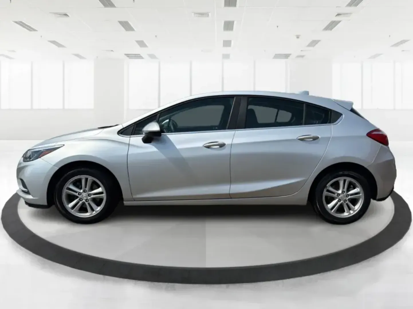 2018 Chevrolet Cruze LT Auto Hatchback (3G1BE6SM8JS) with an 1.4L L4 DOHC 16V TURBO engine, 6A transmission, located at 1230 East Main St, Xenia, OH, 45385, (937) 908-9800, 39.688026, -83.910172 - Picture your next week going smoother: a fuel-sipping hatchback for the daily commute up I75, roomy enough for grocery runs after practice, and nimble for squeezing into tight spots near the Dayton area. This 2018 Chevrolet Cruze LT Auto Hatchback in Silver Ice Metallic is a smart pick for drivers w- Photo#5