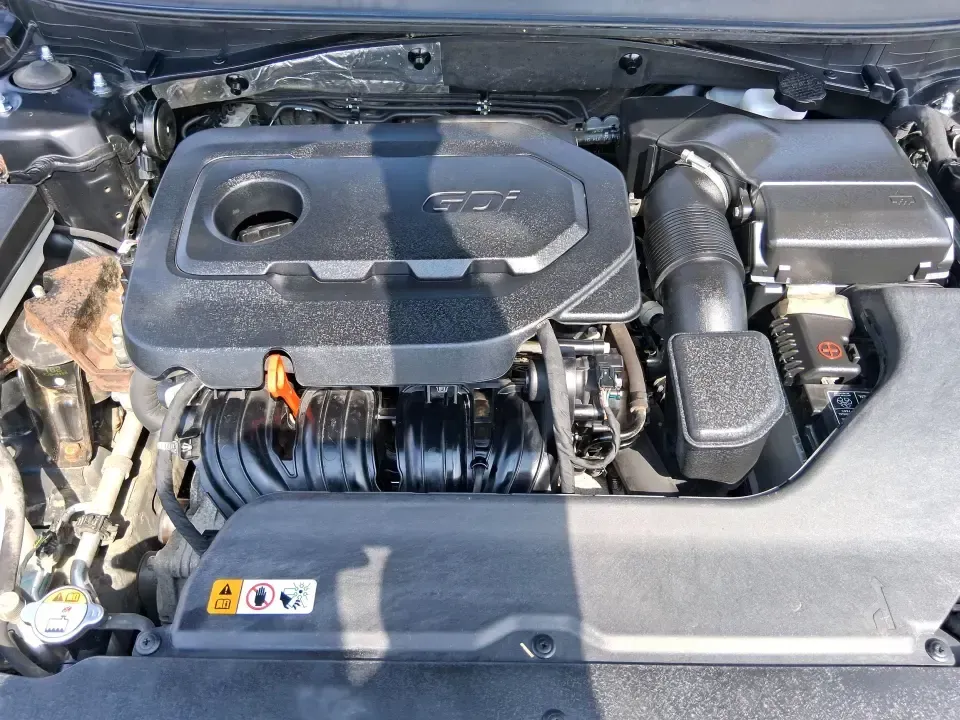 2015 Hyundai Sonata Limited (5NPE34AF5FH) with an 2.4L I-4 gasoline direct injection engine, 6-Speed Automatic transmission, located at 1184 Kauffman Ave, Fairborn, OH, 45324, (937) 908-9800, 39.807072, -84.030914 - Long commute down I675, daily runs between Wright-Patterson AFB and Beavercreek, or a weekend road trip to Yellow Springs? This 2015 Hyundai Sonata Limited is the kind of comfortable, tech-savvy sedan that fits real life in Fairborn-quiet on the highway, easy to park downtown, and loaded with premiu - Photo#11