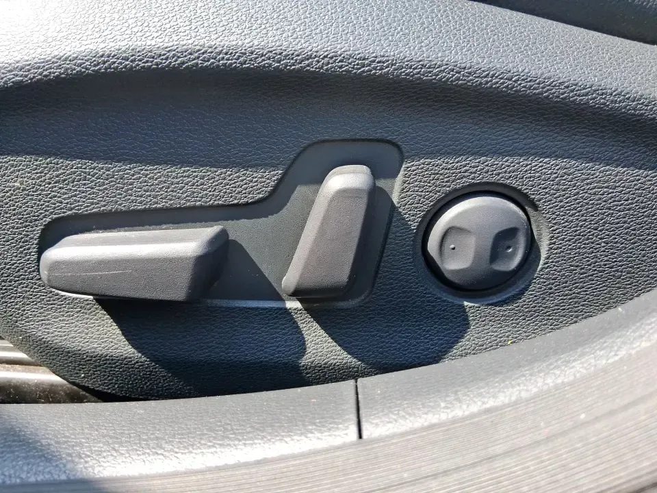 2015 Hyundai Sonata Limited (5NPE34AF5FH) with an 2.4L I-4 gasoline direct injection engine, 6-Speed Automatic transmission, located at 1184 Kauffman Ave, Fairborn, OH, 45324, (937) 908-9800, 39.807072, -84.030914 - Long commute down I675, daily runs between Wright-Patterson AFB and Beavercreek, or a weekend road trip to Yellow Springs? This 2015 Hyundai Sonata Limited is the kind of comfortable, tech-savvy sedan that fits real life in Fairborn-quiet on the highway, easy to park downtown, and loaded with premiu - Photo#17