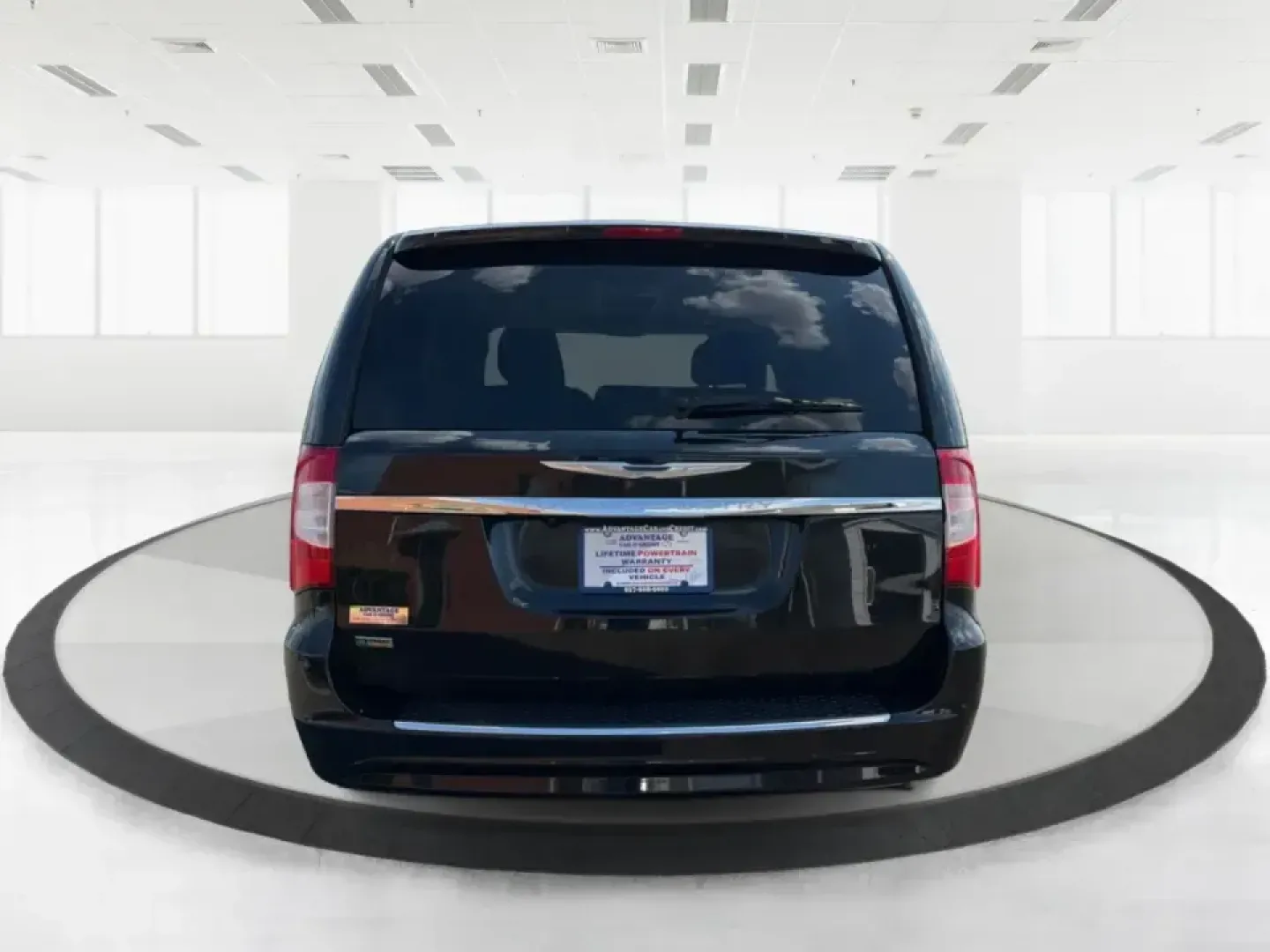 2016 Chrysler Town and Country Touring (2C4RC1BGXGR) with an Pentastar 3.6L V-6 DOHC engine, 6A transmission, located at 1184 Kauffman Ave, Fairborn, OH, 45324, (937) 908-9800, 39.807072, -84.030914 - Life gets busy fast-school drop-offs, long commutes, weekend tournaments, and the occasional road trip to reset. The 2016 Chrysler Town and Country Touring is built for that real-life rhythm, giving you minivan practicality with comfort features that make every mile easier. Finished in Brilliant B - Photo#3