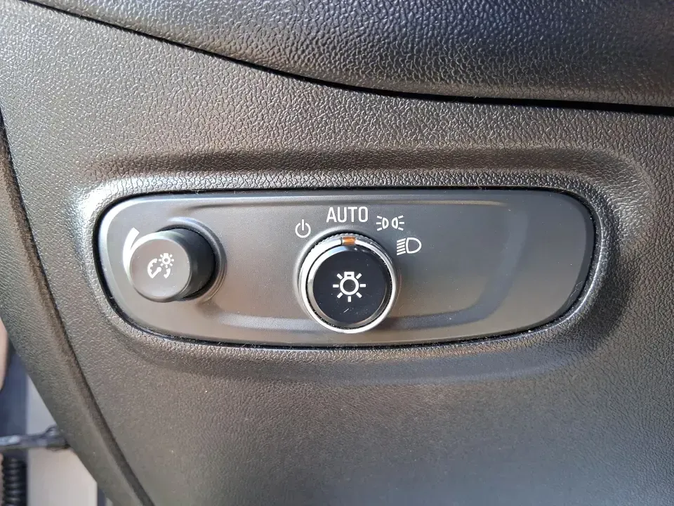 2018 Chevrolet Equinox LT (3GNAXSEV7JS) with an 1.5L I-4 gasoline direct injection engine, 6A transmission, located at 880 E. National Road, Vandalia, OH, 45377, (937) 908-9800, 39.891918, -84.183594 - Picture your next week: school drop-offs, a long commute up I-75, a grocery run through Vandalia, and a weekend escape to Taylorsville MetroPark-all handled in one comfortable, confidence-inspiring SUV. This 2018 Chevrolet Equinox LT in Nightfall Gray Metallic is built for real life, giving busy fam - Photo#17