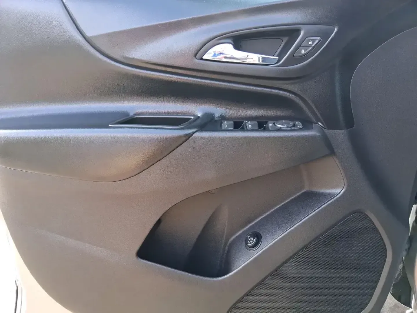 2018 Chevrolet Equinox LT (3GNAXSEV7JS) with an 1.5L I-4 gasoline direct injection engine, 6A transmission, located at 880 E. National Road, Vandalia, OH, 45377, (937) 908-9800, 39.891918, -84.183594 - Picture your next week: school drop-offs, a long commute up I-75, a grocery run through Vandalia, and a weekend escape to Taylorsville MetroPark-all handled in one comfortable, confidence-inspiring SUV. This 2018 Chevrolet Equinox LT in Nightfall Gray Metallic is built for real life, giving busy fam - Photo#19
