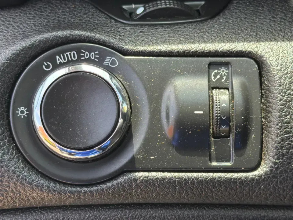 2015 Chevrolet Malibu 1LT (1G11C5SL5FF) with an ECOTEC 2.5L I-4 gasoline direct injection engine, 6-Speed Automatic transmission, located at 1951 S Dayton Lakeview Rd., New Carlisle, OH, 45344, (937) 908-9800, 39.890999, -84.050255 - Need a dependable, comfortable sedan for the daily commute between New Carlisle and Dayton, school drop-offs, or easy weekend getaways to Springfield? This 2015 Chevrolet Malibu 1LT is built for real-life driving-smooth on I70, easy to park around downtown New Carlisle, and efficient enough to keep - Photo#17