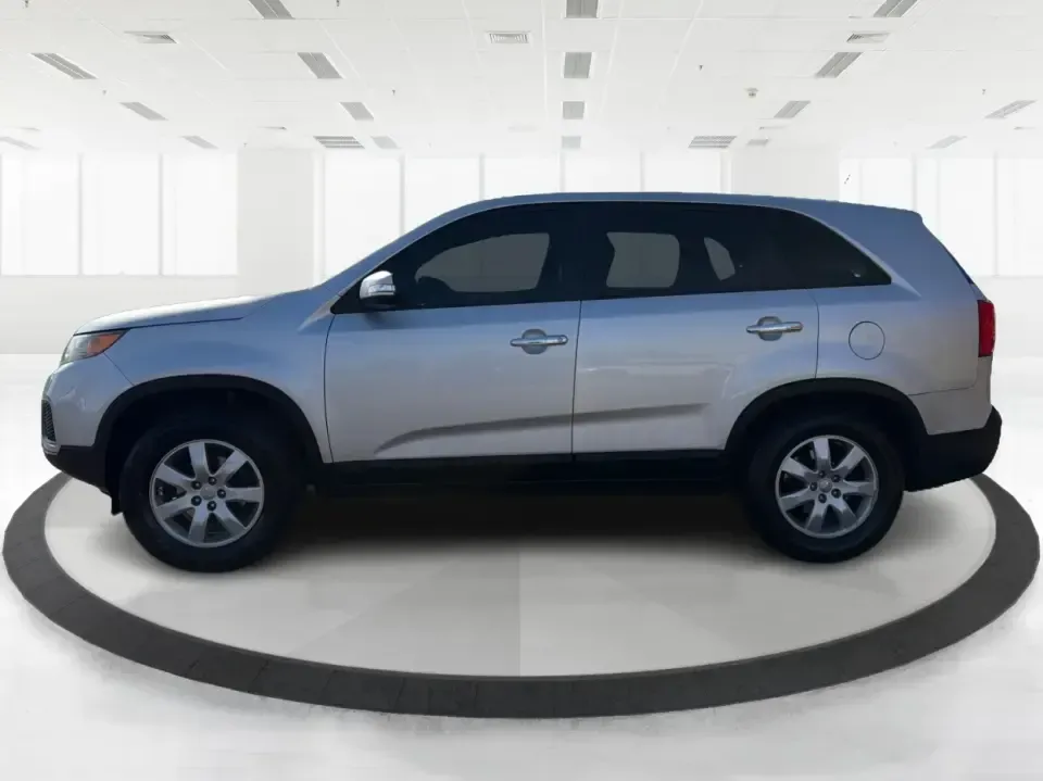 2013 Kia Sorento LX (5XYKT3A12DG) with an 2.4L I-4 DOHC engine, 6-Speed Automatic transmission, located at 8750 N County Rd 25A, Piqua, OH, 45356, (937) 908-9800, 40.164391, -84.232513 - Need one SUV that can handle the school run, a long commute up I75, and a weekend getaway to Indian Lake without blowing your budget? This 2013 Kia Sorento LX in Satin Metal is a practical, road-trip-ready SUV that's sized for real life-easy to park, comfortable for passengers, and versatile enough - Photo#5