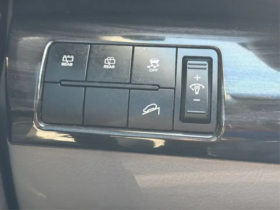 2013 Kia Sorento LX (5XYKT3A12DG) with an 2.4L I-4 DOHC engine, 6-Speed Automatic transmission, located at 8750 N County Rd 25A, Piqua, OH, 45356, (937) 908-9800, 40.164391, -84.232513 - Need one SUV that can handle the school run, a long commute up I75, and a weekend getaway to Indian Lake without blowing your budget? This 2013 Kia Sorento LX in Satin Metal is a practical, road-trip-ready SUV that's sized for real life-easy to park, comfortable for passengers, and versatile enough - Photo#17