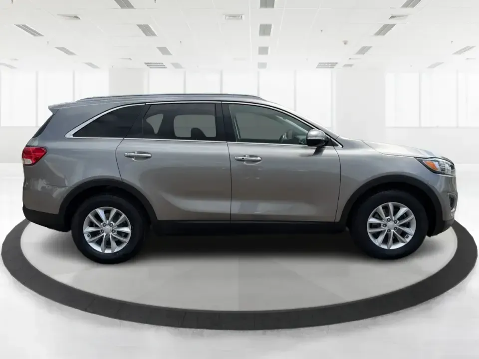 2017 Kia Sorento 2.4L LX (5XYPG4A38HG) with an 2.4L I-4 gasoline direct injection engine, 6A transmission, located at 8750 N County Rd 25A, Piqua, OH, 45356, (937) 908-9800, 40.164391, -84.232513 - Weekend road trips to Indian Lake, daily school drop-offs, and long commutes up I75 feel a lot easier when your SUV has real space, confident handling, and comfort features that keep everyone happy. This **2017 Kia Sorento LX (2.4L)** in **Platinum Graphite** is a practical, do-it-all **SUV** that f - Photo#1