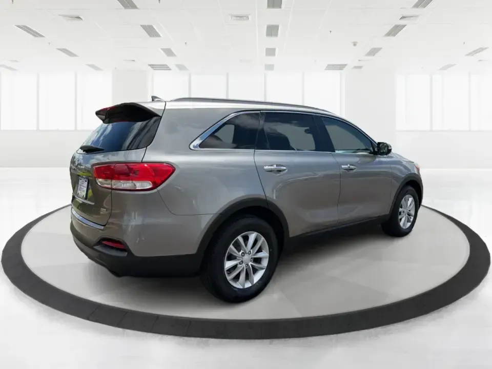 2017 Kia Sorento 2.4L LX (5XYPG4A38HG) with an 2.4L I-4 gasoline direct injection engine, 6A transmission, located at 8750 N County Rd 25A, Piqua, OH, 45356, (937) 908-9800, 40.164391, -84.232513 - Weekend road trips to Indian Lake, daily school drop-offs, and long commutes up I75 feel a lot easier when your SUV has real space, confident handling, and comfort features that keep everyone happy. This **2017 Kia Sorento LX (2.4L)** in **Platinum Graphite** is a practical, do-it-all **SUV** that f - Photo#2