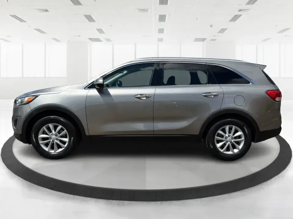 2017 Kia Sorento 2.4L LX (5XYPG4A38HG) with an 2.4L I-4 gasoline direct injection engine, 6A transmission, located at 8750 N County Rd 25A, Piqua, OH, 45356, (937) 908-9800, 40.164391, -84.232513 - Weekend road trips to Indian Lake, daily school drop-offs, and long commutes up I75 feel a lot easier when your SUV has real space, confident handling, and comfort features that keep everyone happy. This **2017 Kia Sorento LX (2.4L)** in **Platinum Graphite** is a practical, do-it-all **SUV** that f - Photo#5