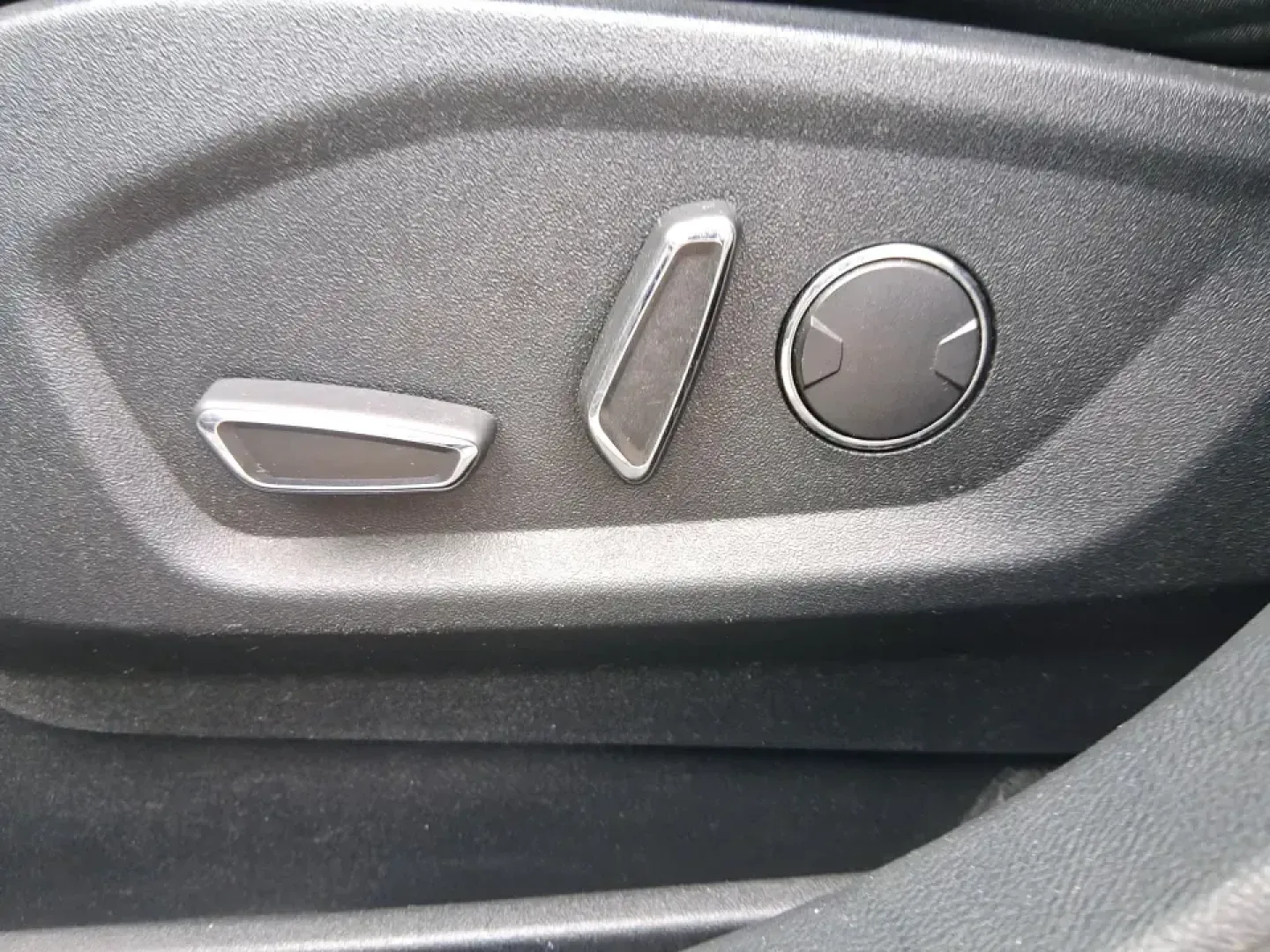 2019 Ford Edge SEL AWD (2FMPK4J98KB) with an 2.0L L4 DOHC 16V engine, 6A transmission, located at 1951 S Dayton Lakeview Rd., New Carlisle, OH, 45344, (937) 908-9800, 39.890999, -84.050255 - Need one SUV that can handle the school run, a long I70 commute, and a weekend getaway to Buck Creek State Park without feeling worn out? This 2019 Ford Edge SEL AWD is built for real-life Ohio driving-room for five, confident all-wheel drive for unpredictable weather, and the comfort and tech that- Photo#18