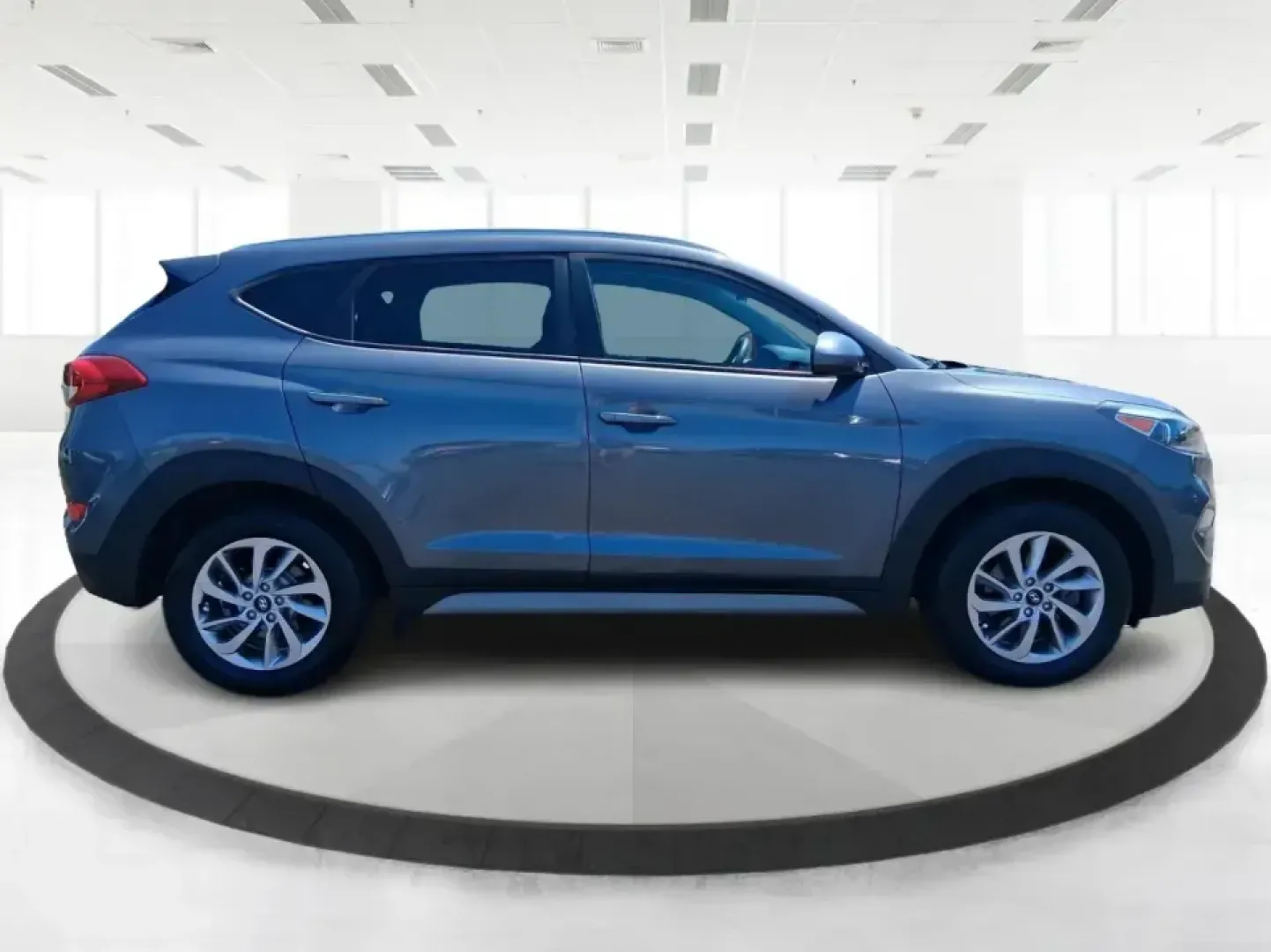 2018 Hyundai Tucson SEL (KM8J33A43JU) with an Nu 2L I-4 gasoline direct injection engine, 6A transmission, located at 4508 South Dixie Dr, Moraine, OH, 45439, (937) 908-9800, 39.689976, -84.218452 - Need a practical SUV that fits real life in the Miami Valley-school runs, I-75 commutes, and weekend getaways to Cox Arboretum or Carillon Historical Park? This 2018 Hyundai Tucson SEL in Coliseum Gray is a smart, comfortable choice for drivers who want SUV versatility without the bulky feel, and it - Photo#1