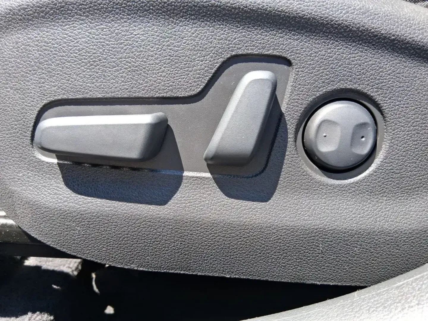 2018 Hyundai Tucson SEL (KM8J33A43JU) with an Nu 2L I-4 gasoline direct injection engine, 6A transmission, located at 4508 South Dixie Dr, Moraine, OH, 45439, (937) 908-9800, 39.689976, -84.218452 - Need a practical SUV that fits real life in the Miami Valley-school runs, I-75 commutes, and weekend getaways to Cox Arboretum or Carillon Historical Park? This 2018 Hyundai Tucson SEL in Coliseum Gray is a smart, comfortable choice for drivers who want SUV versatility without the bulky feel, and it - Photo#17