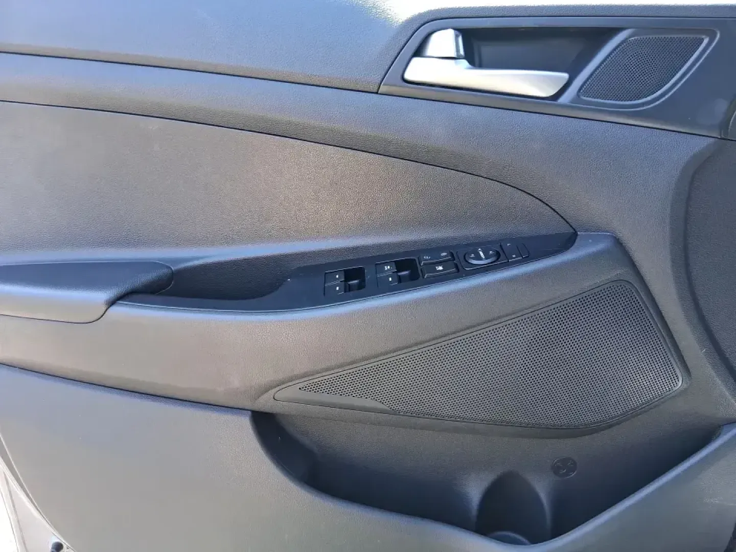2018 Hyundai Tucson SEL (KM8J33A43JU) with an Nu 2L I-4 gasoline direct injection engine, 6A transmission, located at 4508 South Dixie Dr, Moraine, OH, 45439, (937) 908-9800, 39.689976, -84.218452 - Need a practical SUV that fits real life in the Miami Valley-school runs, I-75 commutes, and weekend getaways to Cox Arboretum or Carillon Historical Park? This 2018 Hyundai Tucson SEL in Coliseum Gray is a smart, comfortable choice for drivers who want SUV versatility without the bulky feel, and it - Photo#18