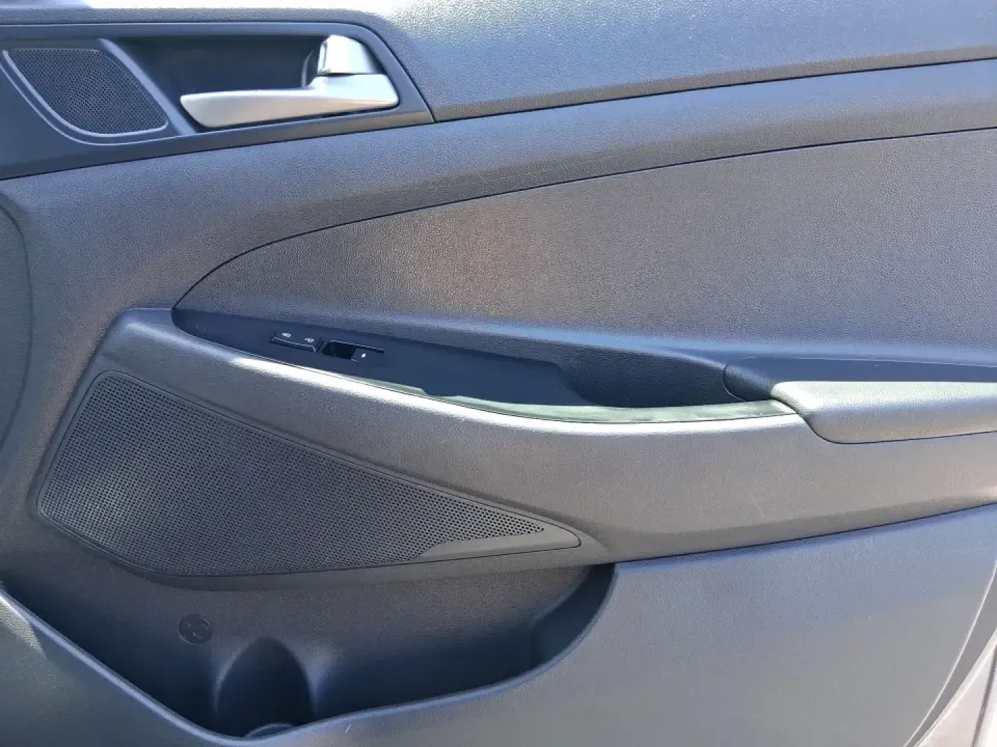 2018 Hyundai Tucson SEL (KM8J33A43JU) with an Nu 2L I-4 gasoline direct injection engine, 6A transmission, located at 4508 South Dixie Dr, Moraine, OH, 45439, (937) 908-9800, 39.689976, -84.218452 - Need a practical SUV that fits real life in the Miami Valley-school runs, I-75 commutes, and weekend getaways to Cox Arboretum or Carillon Historical Park? This 2018 Hyundai Tucson SEL in Coliseum Gray is a smart, comfortable choice for drivers who want SUV versatility without the bulky feel, and it - Photo#19