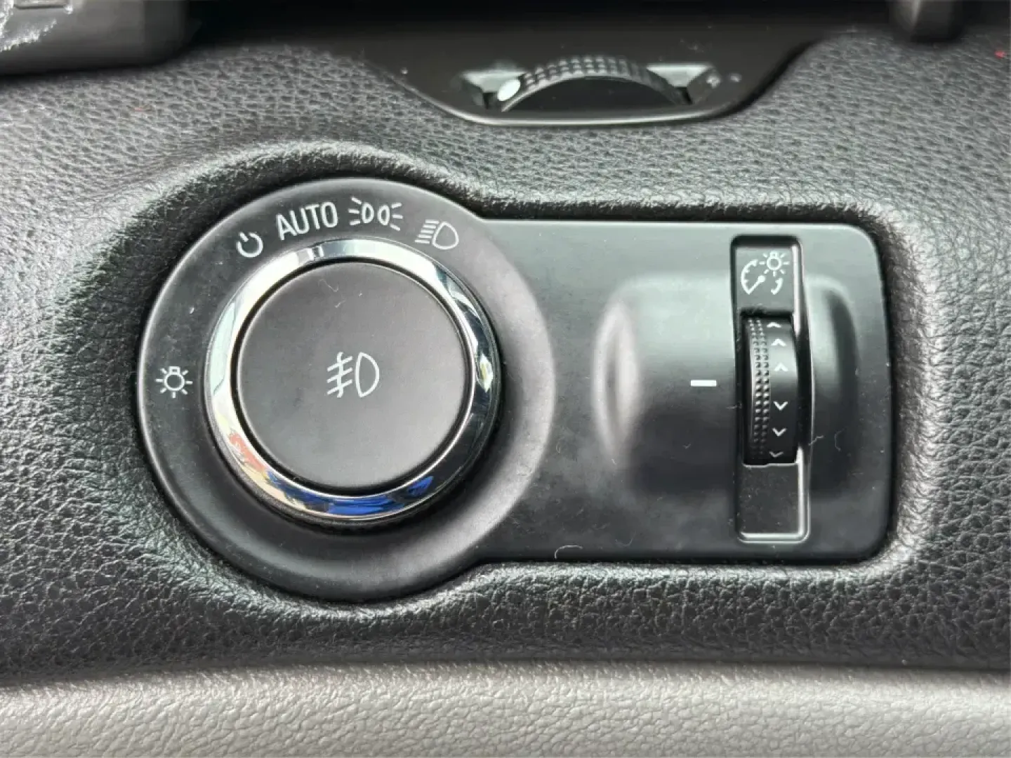 2015 Chevrolet Malibu 2LT (1G11D5SL1FF) with an ECOTEC 2.5L I-4 gasoline direct injection engine, 6-Speed Automatic transmission, located at 4508 South Dixie Dr, Moraine, OH, 45439, (937) 908-9800, 39.689976, -84.218452 - Set up for the daily commute, school drop-offs, and easy weekend getaways, this 2015 Chevrolet Malibu 2LT is the kind of comfortable midsize sedan that fits real life in the Miami Valley. With its smooth ride, practical cabin space, and commuter-friendly efficiency, it's a smart pick for drivers who- Photo#17