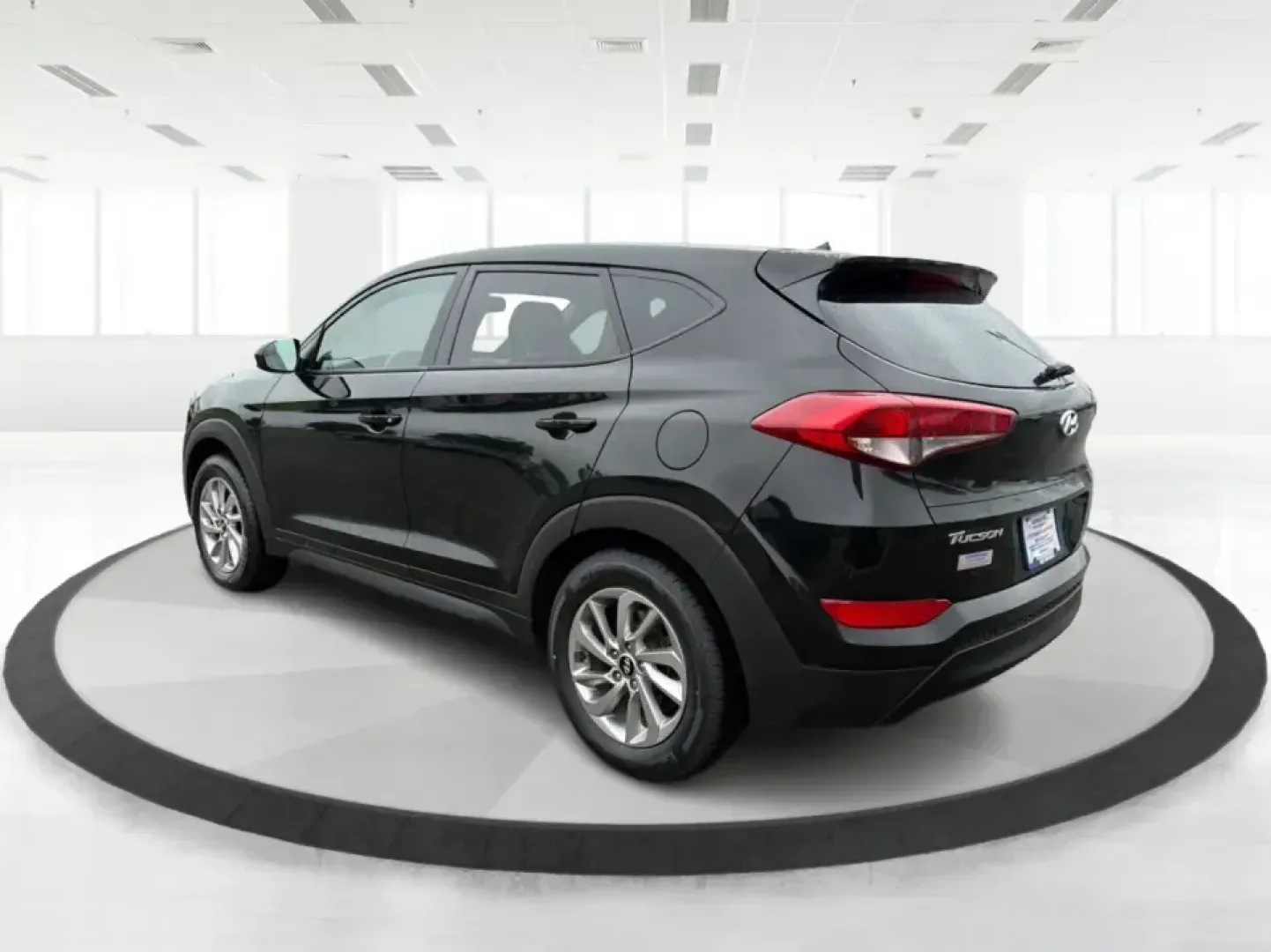 2018 Hyundai Tucson SE (KM8J2CA41JU) with an Nu 2L I-4 gasoline direct injection engine, 6A transmission, located at 4508 South Dixie Dr, Moraine, OH, 45439, (937) 908-9800, 39.689976, -84.218452 - Pack up the kids for a day at Carillon Historical Park, load camping gear for a weekend at Germantown MetroPark, or settle into a comfortable long commute down I-75-this 2018 Hyundai Tucson SE is the kind of compact SUV that fits real life in the Miami Valley. With its versatile SUV body style, conf- Photo#4
