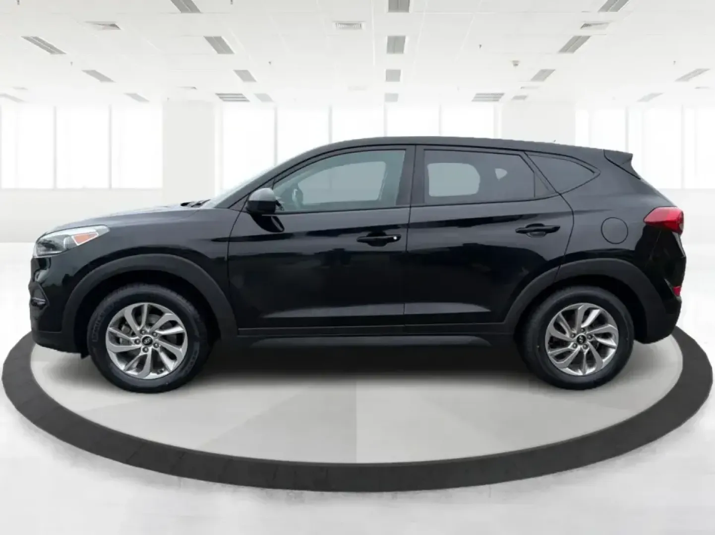 2018 Hyundai Tucson SE (KM8J2CA41JU) with an Nu 2L I-4 gasoline direct injection engine, 6A transmission, located at 4508 South Dixie Dr, Moraine, OH, 45439, (937) 908-9800, 39.689976, -84.218452 - Pack up the kids for a day at Carillon Historical Park, load camping gear for a weekend at Germantown MetroPark, or settle into a comfortable long commute down I-75-this 2018 Hyundai Tucson SE is the kind of compact SUV that fits real life in the Miami Valley. With its versatile SUV body style, conf- Photo#5