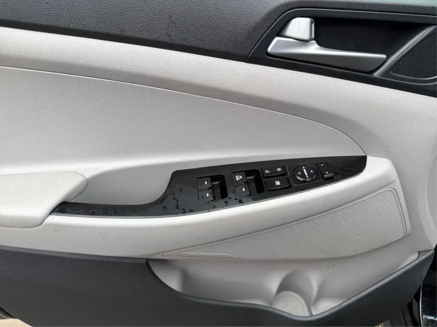 2018 Hyundai Tucson SE (KM8J2CA41JU) with an Nu 2L I-4 gasoline direct injection engine, 6A transmission, located at 4508 South Dixie Dr, Moraine, OH, 45439, (937) 908-9800, 39.689976, -84.218452 - Pack up the kids for a day at Carillon Historical Park, load camping gear for a weekend at Germantown MetroPark, or settle into a comfortable long commute down I-75-this 2018 Hyundai Tucson SE is the kind of compact SUV that fits real life in the Miami Valley. With its versatile SUV body style, conf- Photo#17