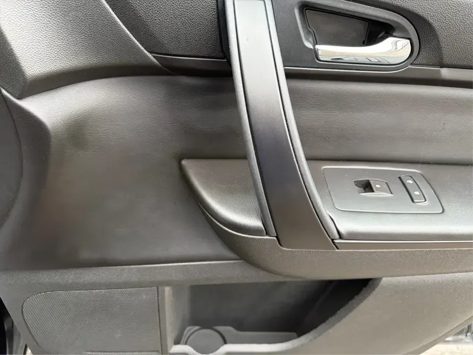 2016 Chevrolet Traverse 1LT (1GNKRGKD1GJ) with an 3.6L V-6 gasoline direct injection engine, 6A transmission, located at 8750 N County Rd 25A, Piqua, OH, 45356, (937) 908-9800, 40.164391, -84.232513 - Load up the kids, the cooler, and the weekend plans-this 2016 Chevrolet Traverse 1LT is the kind of family-ready SUV that makes school runs, long commutes, and Ohio road trips feel simpler. With three-row flexibility, a confident 3.6L V6, and everyday comfort features, it's a smart pick for growing - Photo#20