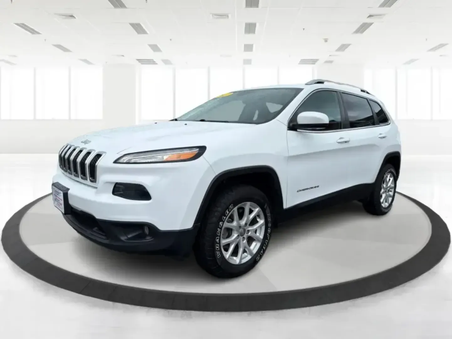 2017 Jeep Cherokee Latitude 4x4 (1C4PJMCS5HW) with an 3.2L V6 DOHC 24V engine, 9A transmission, located at 1184 Kauffman Ave, Fairborn, OH, 45324, (937) 908-9800, 39.807072, -84.030914 - Weekend getaways to John Bryan State Park, snowy commutes to Wright-Patterson AFB, or everyday school-and-grocery runs around Fairborn-this 2017 Jeep Cherokee Latitude 4x4 is built for the kind of life that doesn't stop when the weather changes. With confident 4x4 capability, a comfortable cabin, an - Photo#8