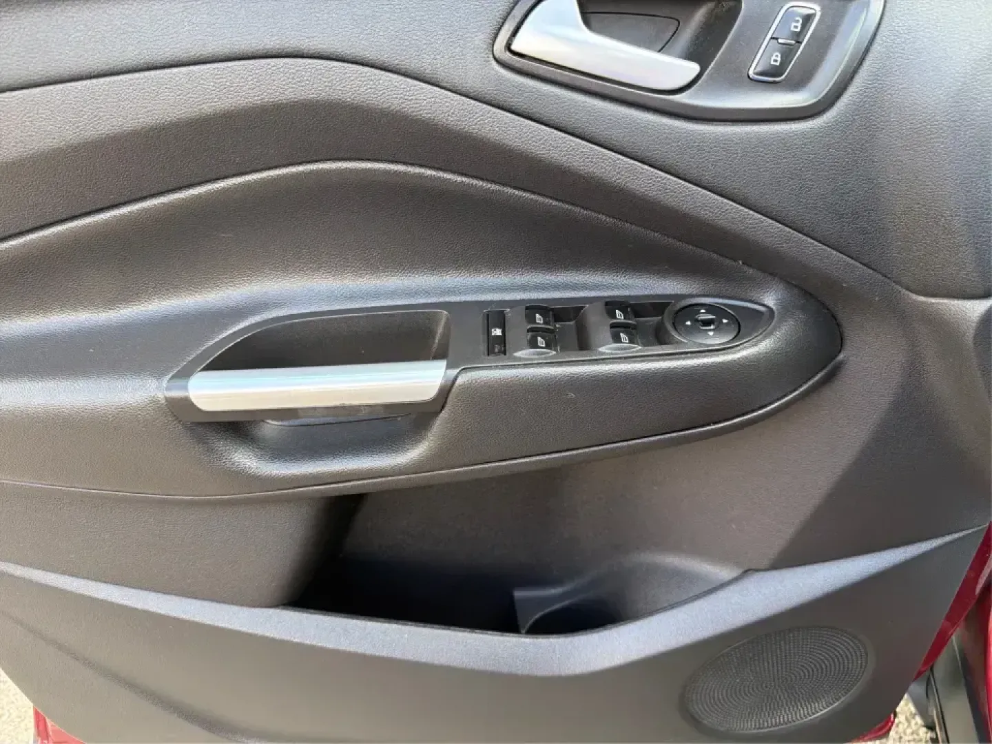 2016 Ford Escape SE (1FMCU0G73GU) with an 2.5L L4 DOHC 16V engine, 6-Speed Automatic transmission, located at 880 E. National Road, Vandalia, OH, 45377, (937) 908-9800, 39.891918, -84.183594 - Pack up the kids, load the groceries, or point the nose toward a weekend getaway-this 2016 Ford Escape SE is the kind of compact SUV that fits real life in Vandalia, OH. With its easy-to-park size, versatile cargo space, and comfortable cabin, it's a smart choice for commuters heading down I75, fami - Photo#19