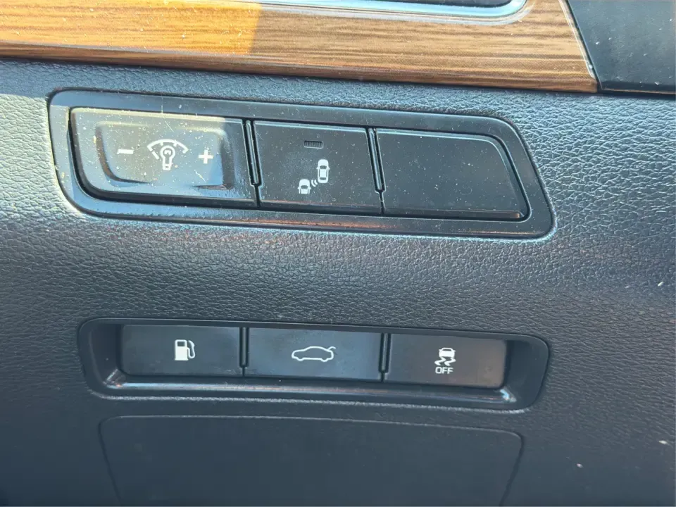 2015 Hyundai Sonata Limited (5NPE34AF9FH) with an 2.4L I-4 gasoline direct injection engine, 6-Speed Automatic transmission, located at 1184 Kauffman Ave, Fairborn, OH, 45324, (937) 908-9800, 39.807072, -84.030914 - Need a comfortable, tech-savvy sedan that makes the daily commute to Wright-Patterson AFB, a quick run down I-675, or a weekend drive to Yellow Springs feel like an upgrade-without stepping into a brand-new payment? This 2015 Hyundai Sonata Limited is built for real life in Fairborn: smooth on long - Photo#17