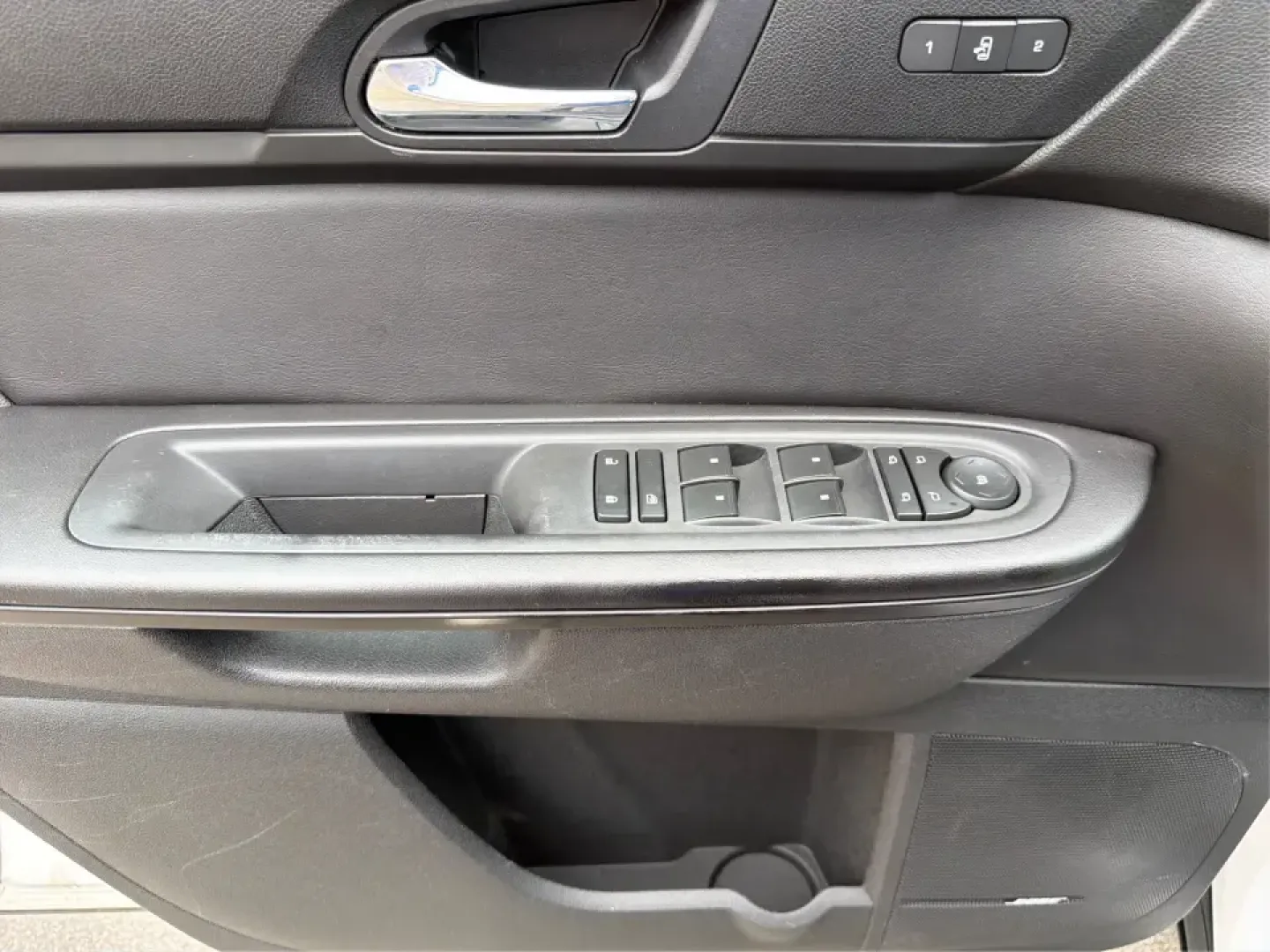 2017 Chevrolet Traverse 2LT (1GNKVHKD5HJ) with an 3.6L V-6 gasoline direct injection engine, 6A transmission, located at 1951 S Dayton Lakeview Rd., New Carlisle, OH, 45344, (937) 908-9800, 39.890999, -84.050255 - Big weekend plans, a growing family, or a daily commute that demands space and comfort? This 2017 Chevrolet Traverse 2LT is the kind of SUV that fits real life in Riverside-ready for school drop-offs, Costco runs, and road trips out toward Hocking Hills with room for friends, gear, and everyone's sn - Photo#18