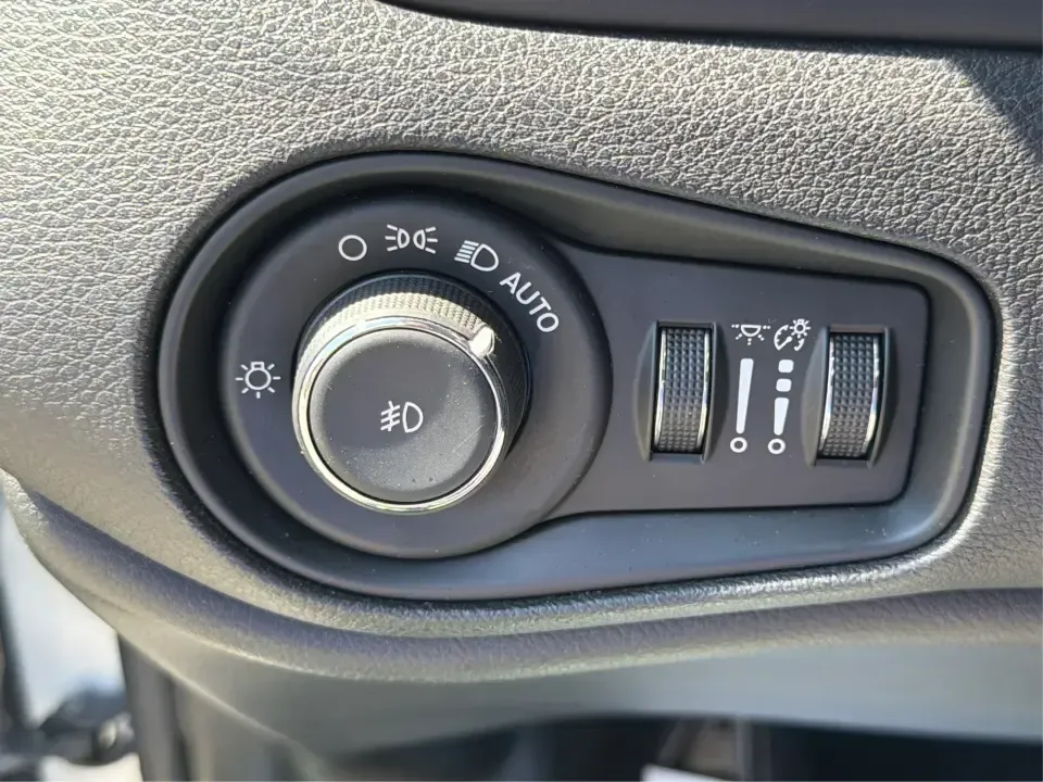 2015 Jeep Renegade Latitude (ZACCJBBT5FP) with an 2.4L L4 engine, 6-Speed Manual transmission, located at 1230 East Main St, Xenia, OH, 45385, (937) 908-9800, 39.688026, -83.910172 - Weekend adventures, snowy commutes, and day-to-day errands around Greene County feel a lot more fun when you're driving something that's compact, capable, and easy to live with. This 2015 Jeep Renegade Latitude is built for drivers who want SUV versatility without the full-size footprint-perfect for - Photo#17