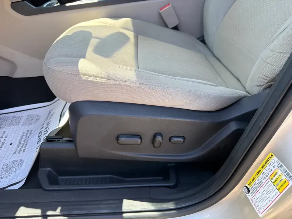 2017 Ford Escape SE (1FMCU0GD2HU) with an 1.5L L4 DOHC 16V engine, 6A transmission, located at 880 E. National Road, Vandalia, OH, 45377, (937) 908-9800, 39.891918, -84.183594 - Picture your next week in Vandalia: weekday commutes down E. National Road and I75, school drop-offs, quick grocery runs near the Dayton International Airport area, and a weekend escape to Taylorsville MetroPark or a day out at the Montgomery County Fairgrounds. This 2017 Ford Escape SE is built for - Photo#18