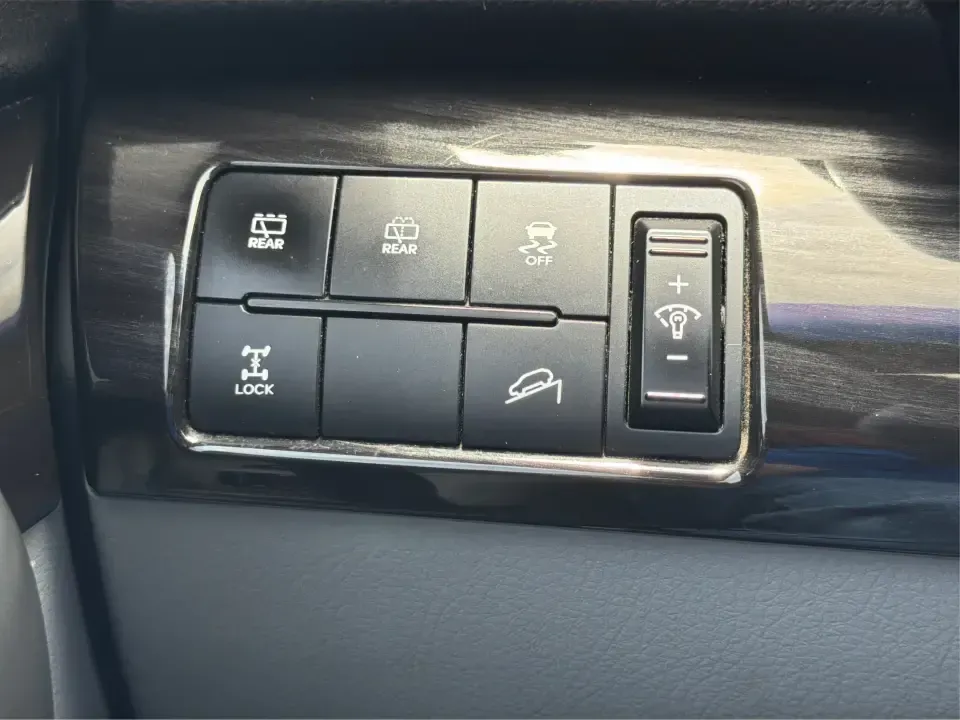 2013 Kia Sorento LX (5XYKTCA63DG) with an 2.4L I-4 gasoline direct injection engine, 6-Speed Automatic transmission, located at 1230 East Main St, Xenia, OH, 45385, (937) 908-9800, 39.688026, -83.910172 - Ready for school drop-offs, long commutes to Dayton, and spontaneous weekend getaways to John Bryan State Park, this 2013 Kia Sorento LX is the kind of SUV that fits real life in Greene County. With confident SUV versatility, a roomy cabin, and practical features for everyday comfort, it's a smart p - Photo#17