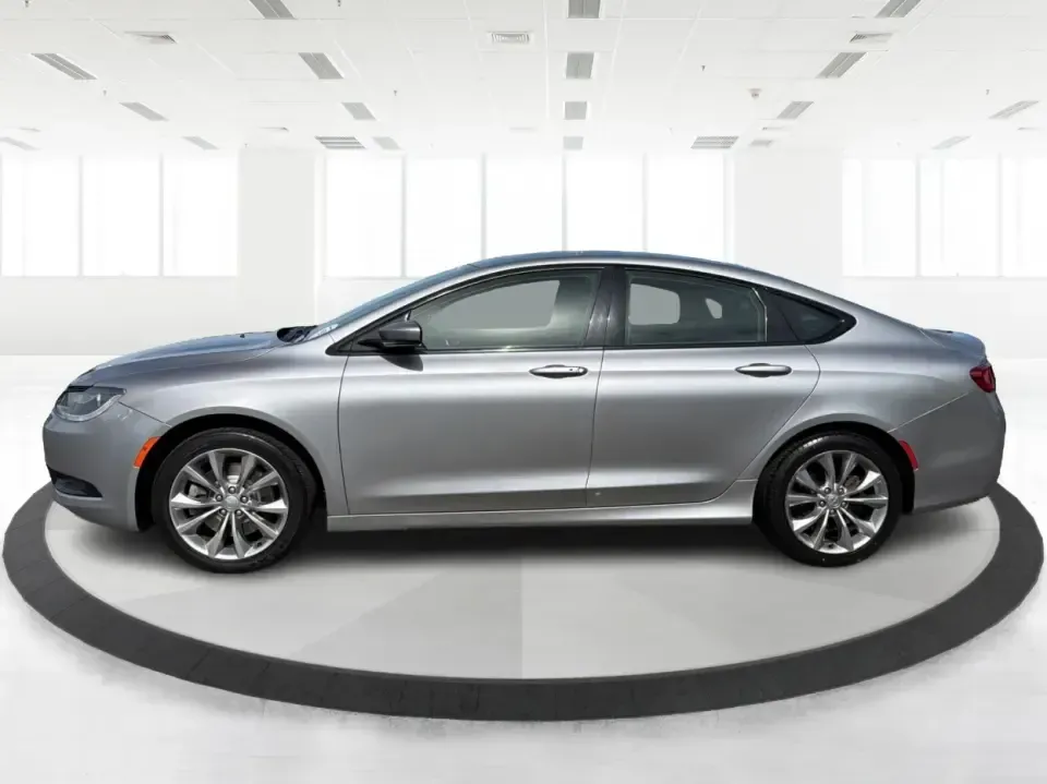 2015 Chrysler 200 S (1C3CCCBG2FN) with an 3.6L V6 DOHC 24V FFV engine, 9-Speed Automatic transmission, located at 1184 Kauffman Ave, Fairborn, OH, 45324, (937) 908-9800, 39.807072, -84.030914 - Need a comfortable, stylish sedan for daily commuting between Wright-Patterson AFB, Beavercreek shopping runs, and weekends out at Fairborn's community events? This 2015 Chrysler 200 S is built for real-life driving-smooth on I-675, easy to park around Downtown Fairborn, and roomy enough for five pa - Photo#5